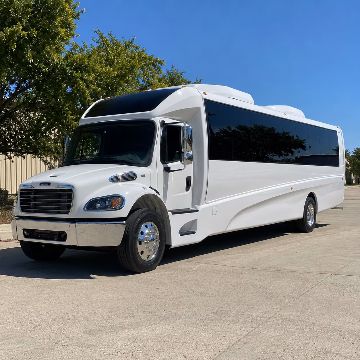 macon 28 passenger minibus